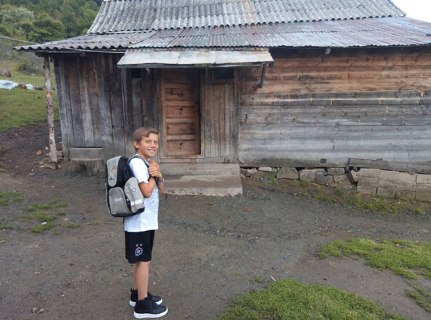 Партизан усрећио дечака из Блата: Радослав срећан, са црно-белим ранцем, чека да почне нова школска година (ФОТО)